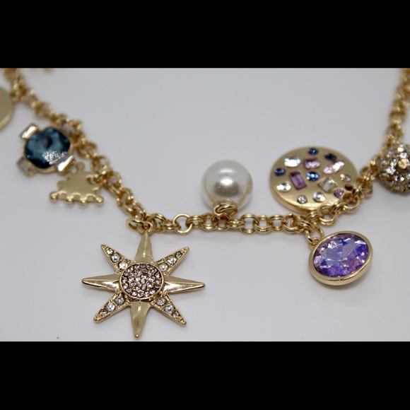 Gold chain charm necklace with faux pearls - Picture 4 of 4